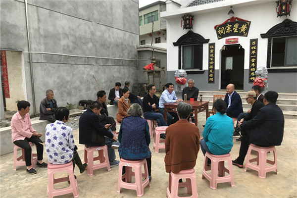 村支書和村民座談.jpg 村支書和村民座談.jpg