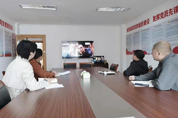 區國資公司黨支部組織開展“看紅色電影 學百年黨史”觀影活動_副本.jpg 區國資公司黨支部組織開展“看紅色電影 學百年黨史”觀影活動_副本.jpg